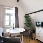 Stylish Coastal Apartment *